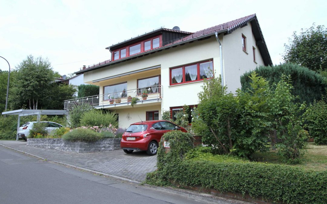 stilvoll renoviertes geräumiges Wohnhaus mit zwei Wohnungen und Garten in sonniger ruhiger Höhenlage