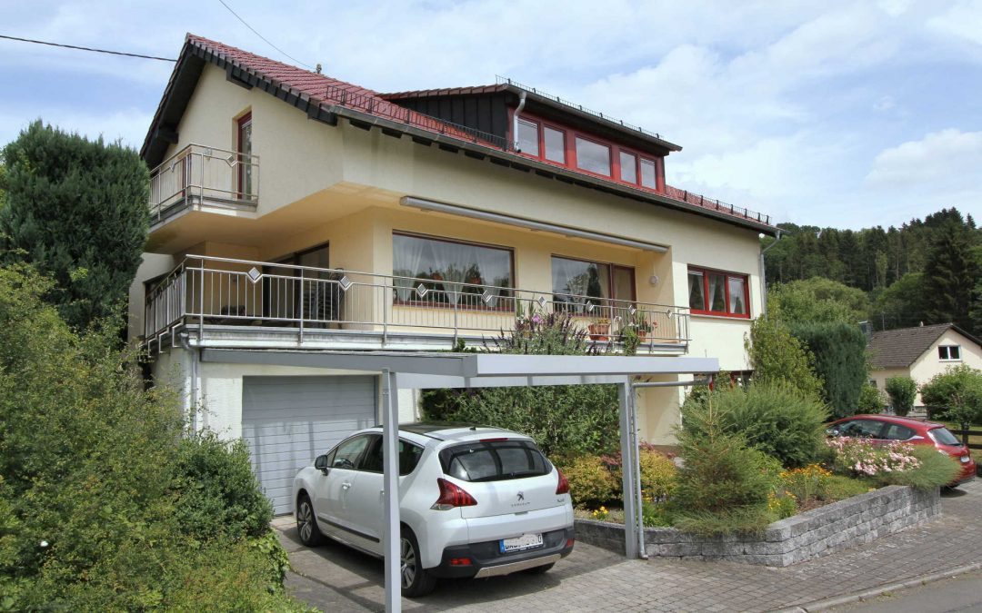 stilvoll renoviertes geräumiges Wohnhaus mit zwei Wohnungen und Garten in sonniger ruhiger Höhenlage