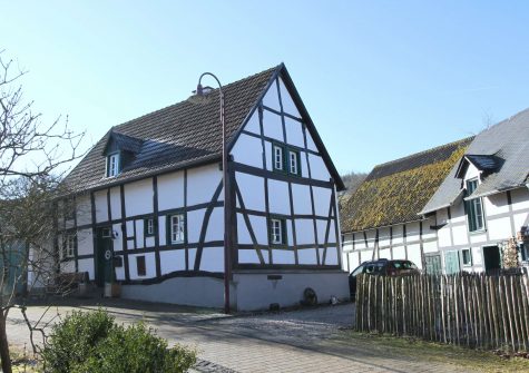 340 Jahre altes, liebevoll renoviertes historisches Fachwerkhaus mit kleinem Garten in dörflicher Lage