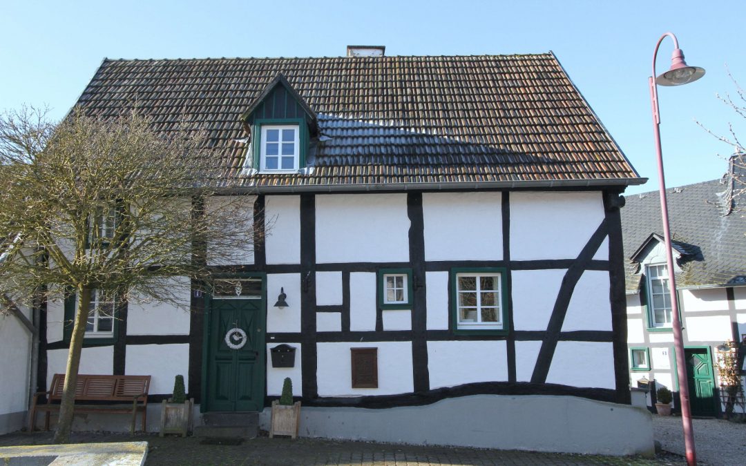 340 Jahre altes, liebevoll renoviertes historisches Fachwerkhaus mit kleinem Garten in dörflicher Lage