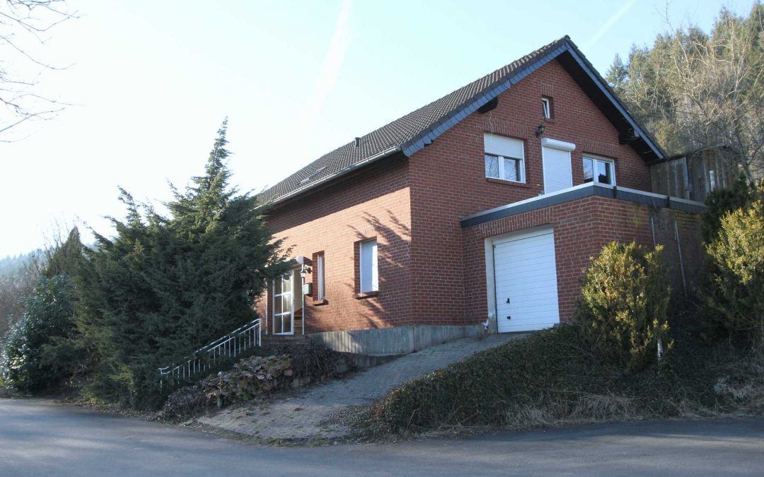 geräumiges Wohnhaus mit Einliegerwohnung, Garage und großem sonnigen Grundstück in naturnaher Ortsrandlage