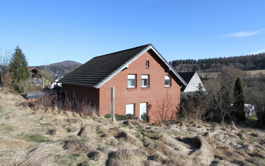 geräumiges Wohnhaus mit Einliegerwohnung, Garage und großem sonnigen Grundstück in naturnaher Ortsrandlage