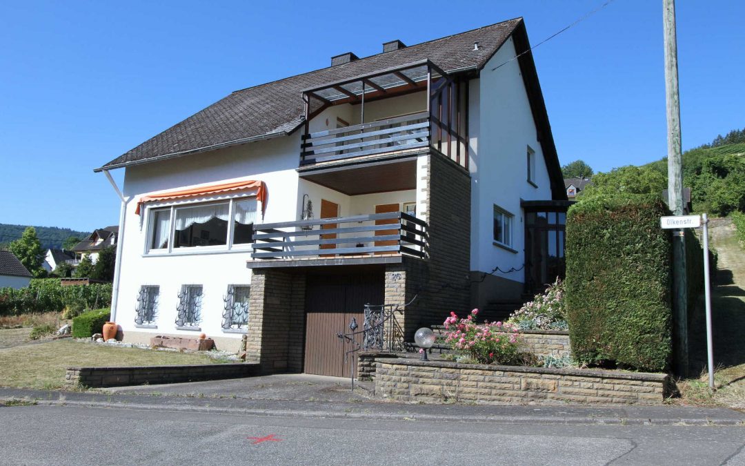 geräumiges Wohnhaus mit großem Garten in hochwasserfreier sonniger Lage mit wunderbarem Moselblick