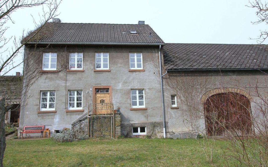 romantisches Bauernhaus mit Scheune, großem Garten und altem Baumbestand