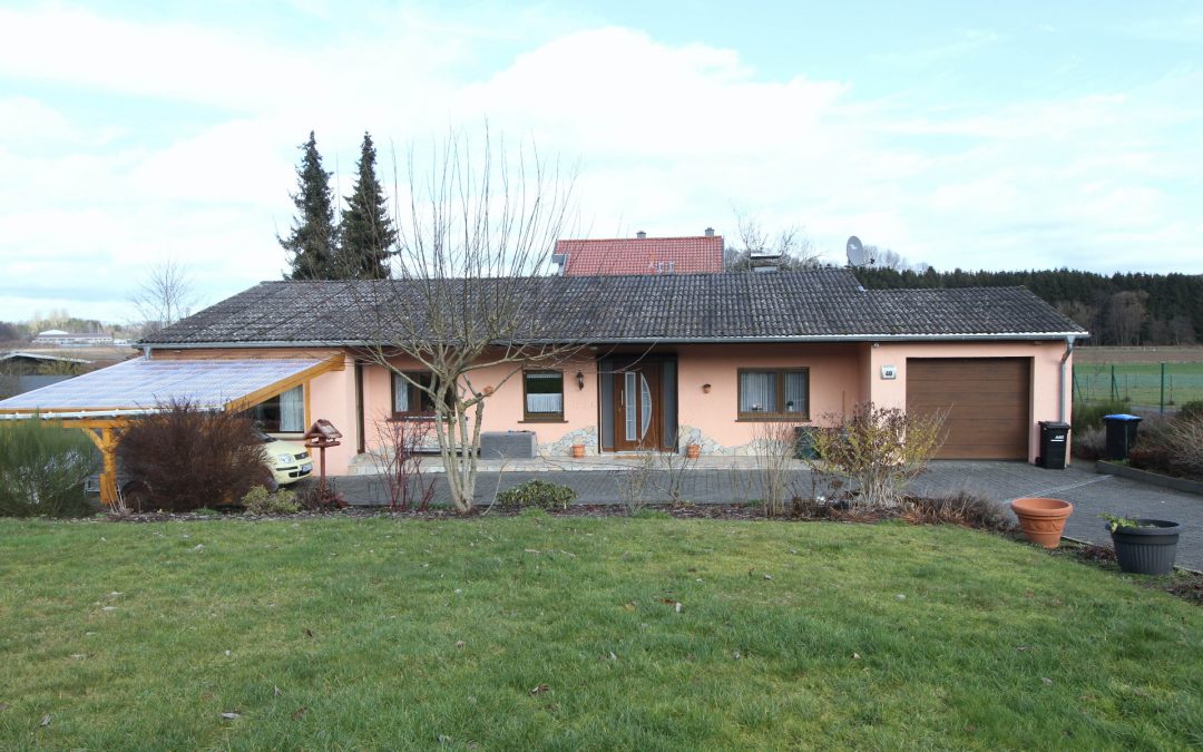 sehr geräumiger und wohnlicher seniorenfreundlicher Bungalow mit Garten in ruhiger Ortsrandlage