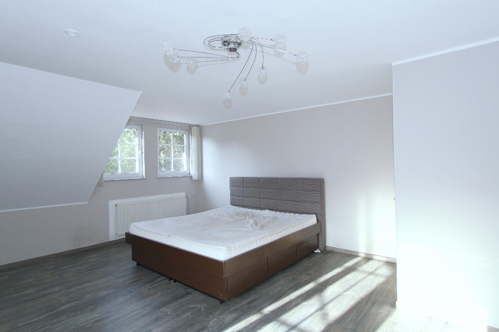 Schlafzimmer 1 im DG mit Ausgang zum Erker - EIFEL MAKLER