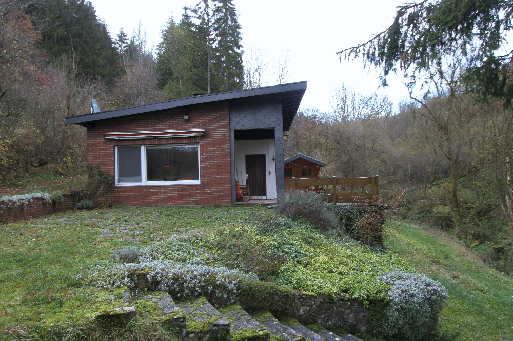 West-Ansicht des Bungalows mit Eingang - EIFEL MAKLER