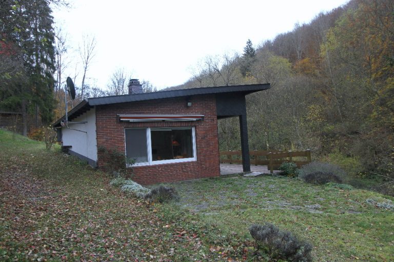 Nordwest-Ansicht des Bungalows - EIFEL MAKLER