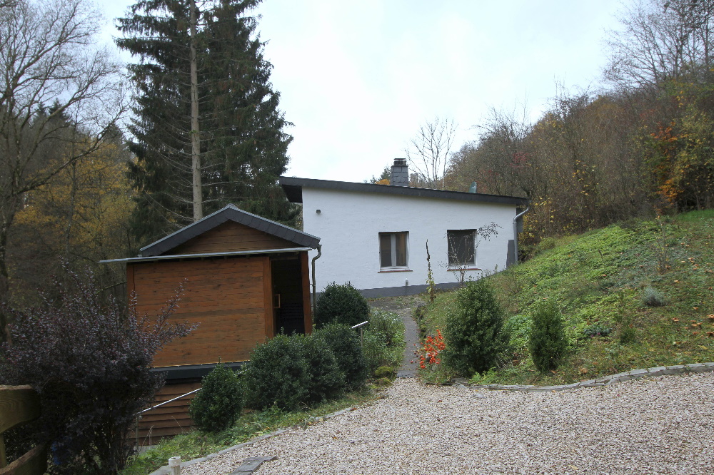 Ost-Ansicht des Bungalows, links das Gartenhaus - EIFEL MAKLER