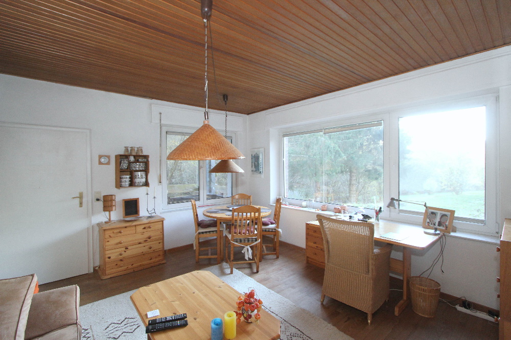 gemütliches Wohnzimmer im Bungalow - EIFEL MAKLER