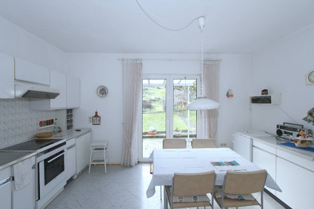 geräumige Küche mit Ausgang zur Terrasse - EIFEL MAKLER