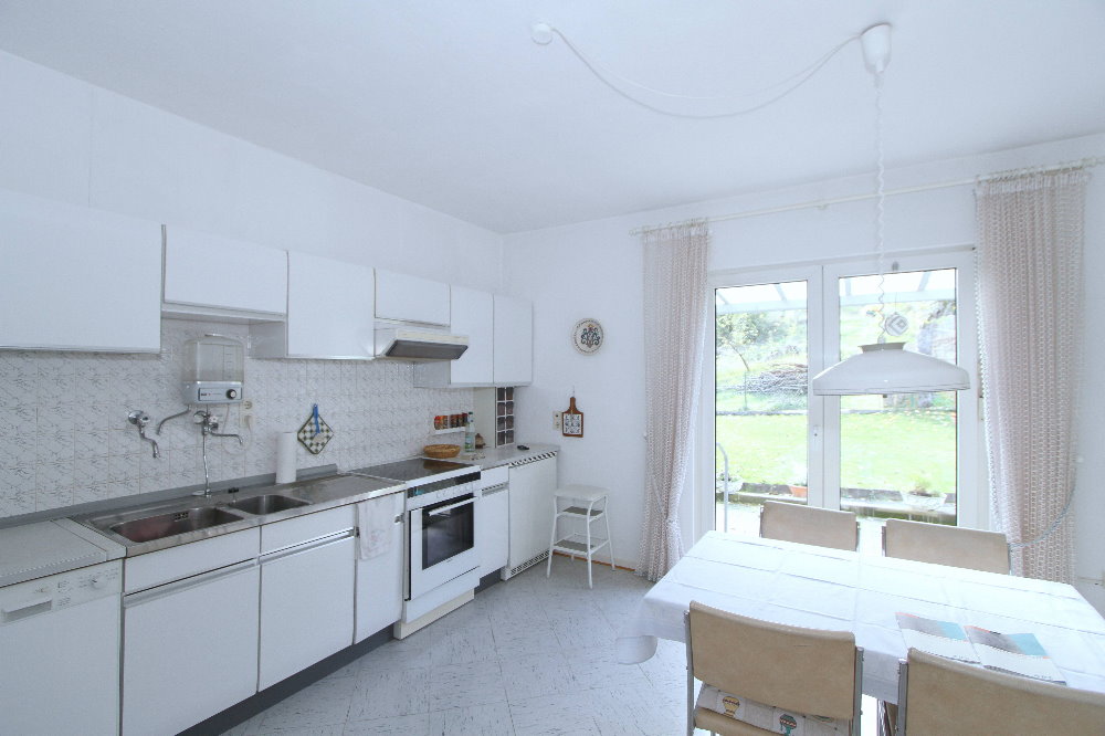 geräumige Küche mit Ausgang zur Terrasse - EIFEL MAKLER