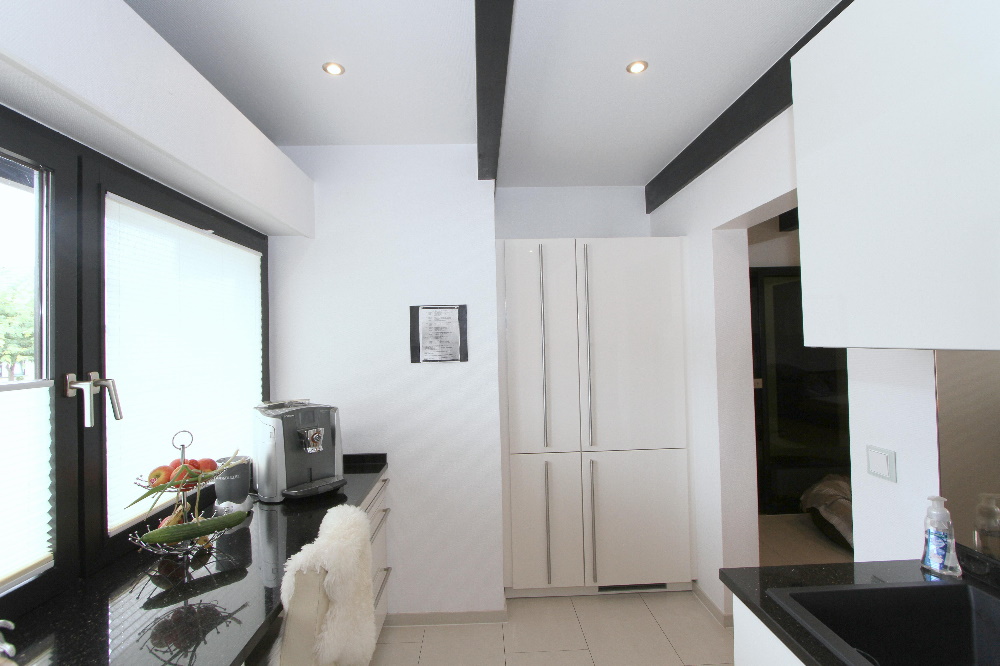 moderne helle Küche im Erdgeschoss - EIFEL MAKLER