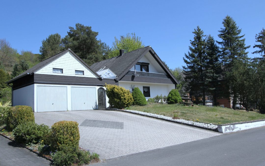 gepflegter Bungalow mit Gästewohnung, Garten und Doppelgarage in ruhiger Lage