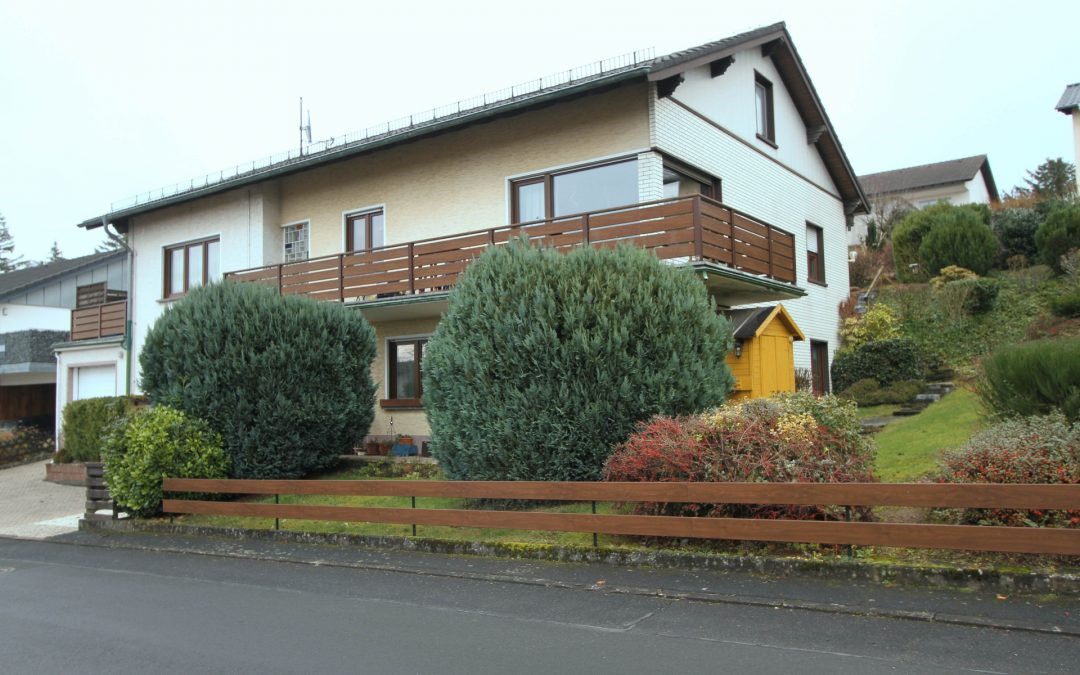 sehr gepflegtes Wohnhaus mit 3 hellen Wohnungen und Garage attraktiver Lage