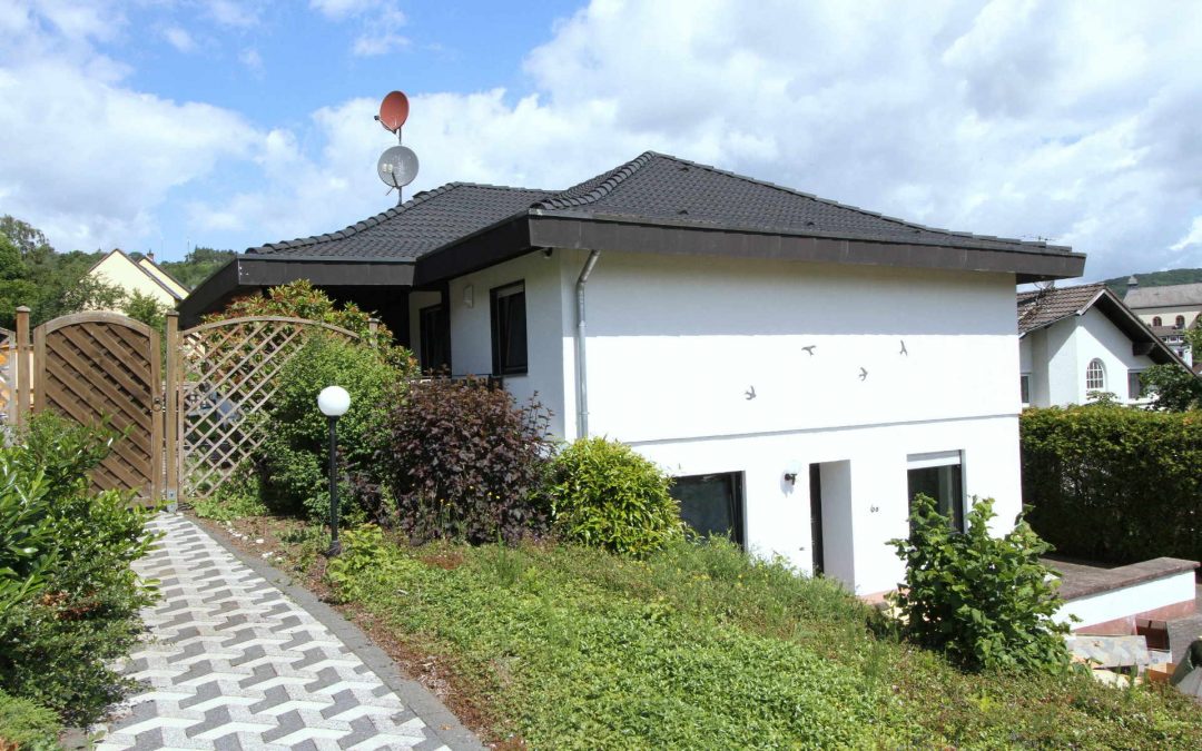 geräumiges Einfamilienhaus mit heller Einliegerwohnung, Garten und 2 Garagen in Daun-Neunkirchen