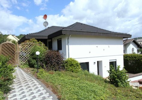 geräumiges Einfamilienhaus mit heller Einliegerwohnung, Garten und 2 Garagen in Daun-Neunkirchen
