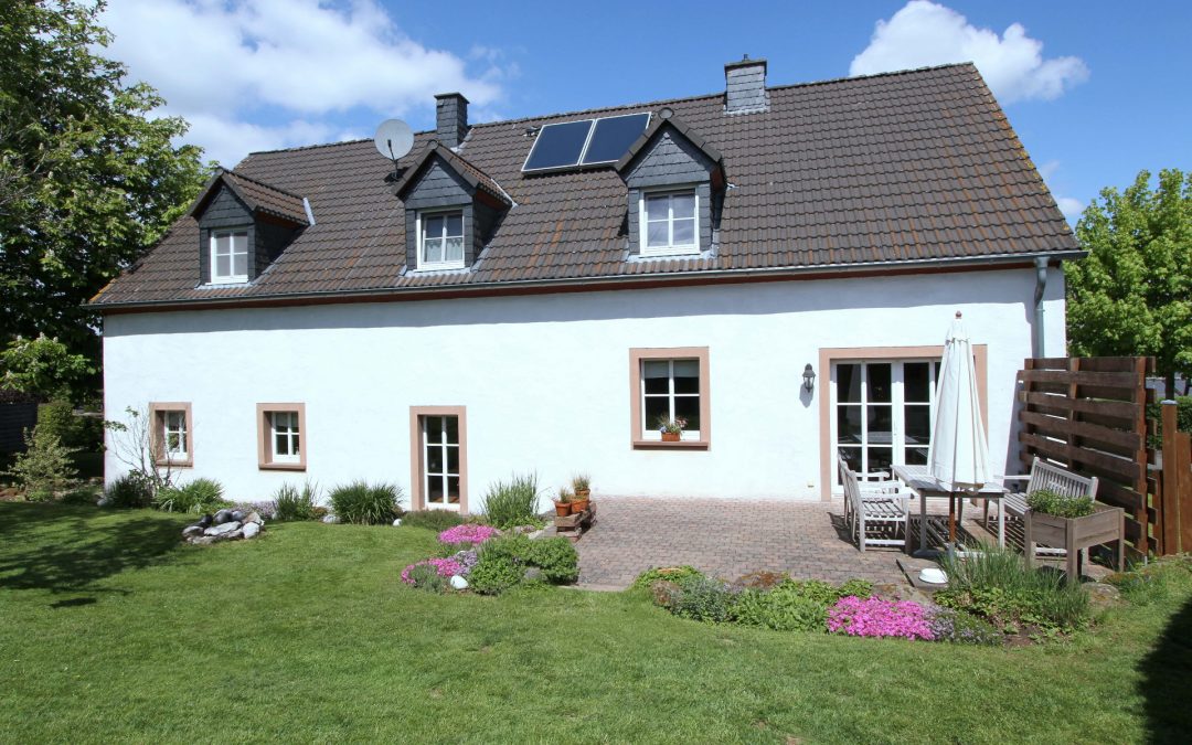 charmantes, stilvoll ausgebautes historisches Bauernhaus mit Doppelgarage und Garten