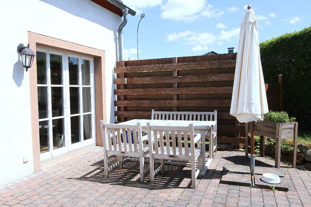 sonnige geschützte Terrasse - EIFEL MAKLER