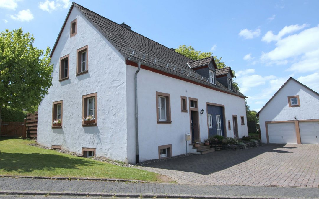 charmantes, stilvoll ausgebautes historisches Bauernhaus mit Doppelgarage und Garten
