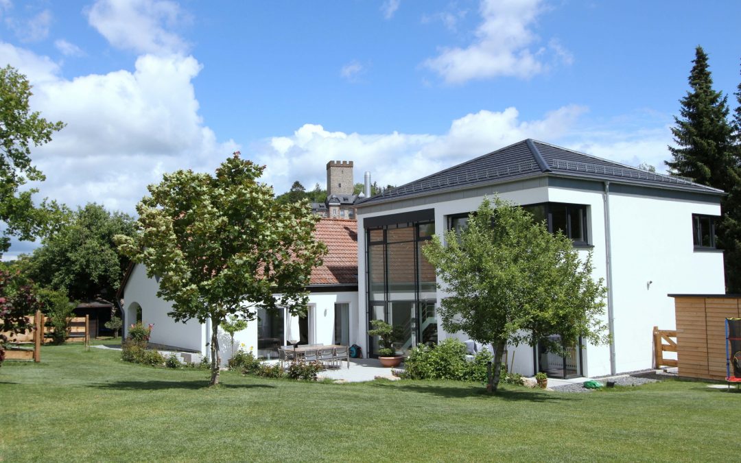 stilvolles Häuser-Ensemble aus historischem Gästehaus, Landhaus und Design-Neubau mit Burgblick