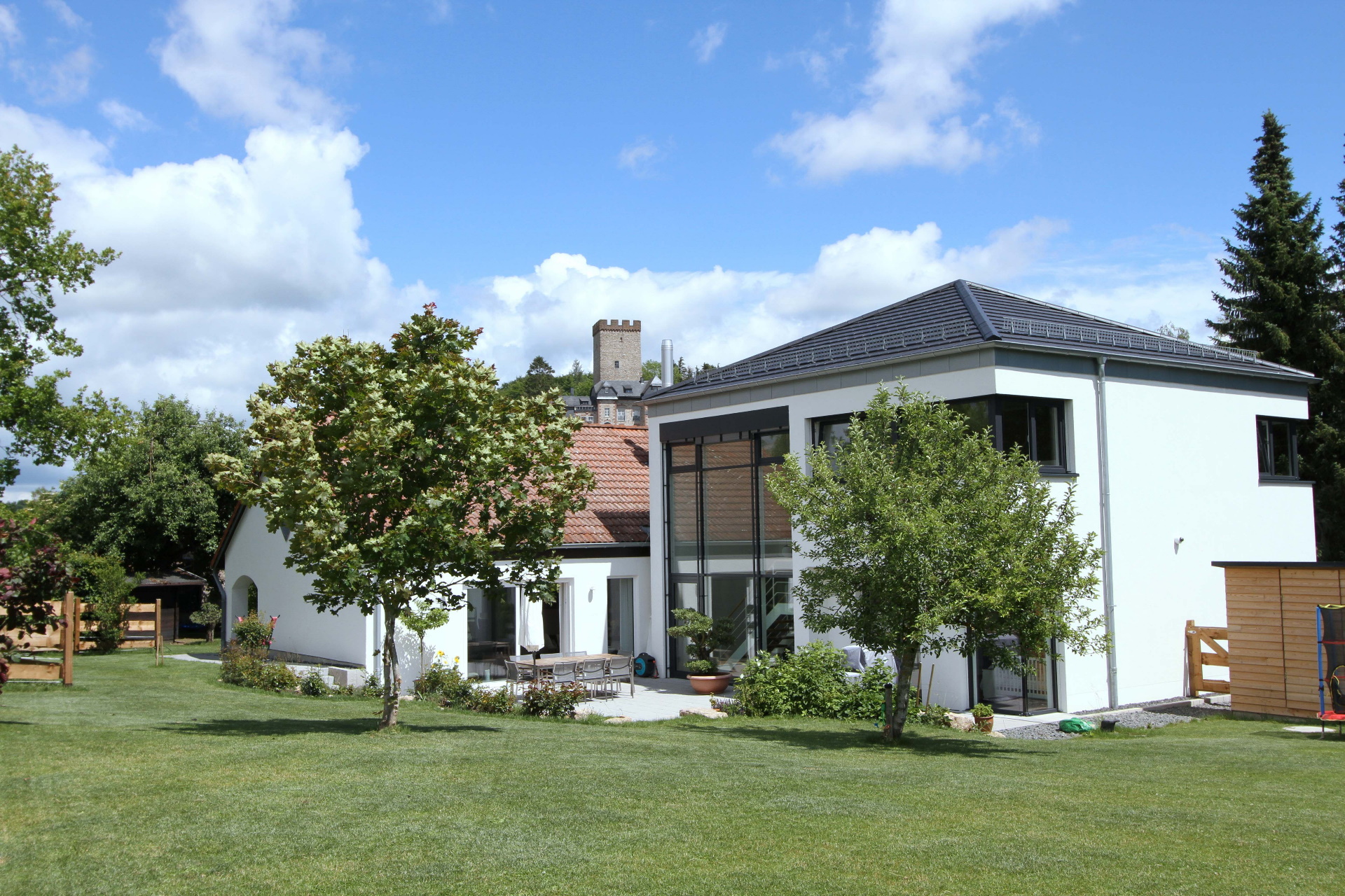 stilvolles Häuser-Ensemble aus historischem Gästehaus, Landhaus und