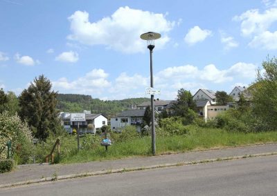 Blick von der Anliegerstraße, links die öffentliche Treppe