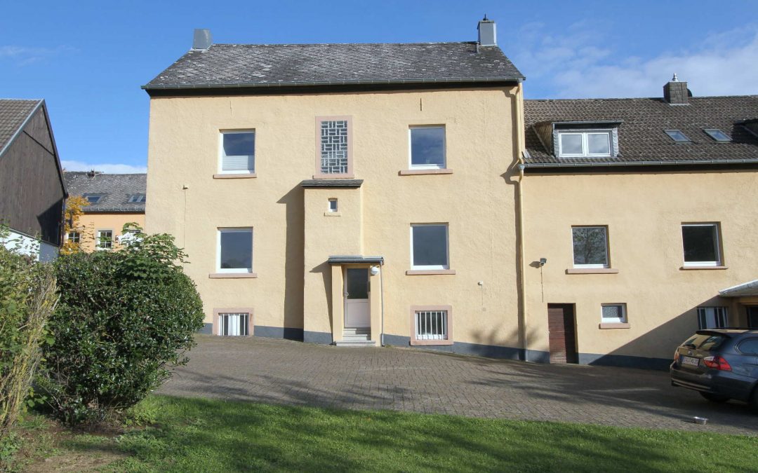 geräumiges Doppelhaus mit Gewerberäumen und Garagen in zentraler Lage in Hillesheim