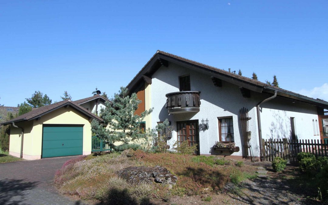 charmantes, sehr wohnliches und bodentief verglastes Landhaus in naturnaher ruhiger Lage