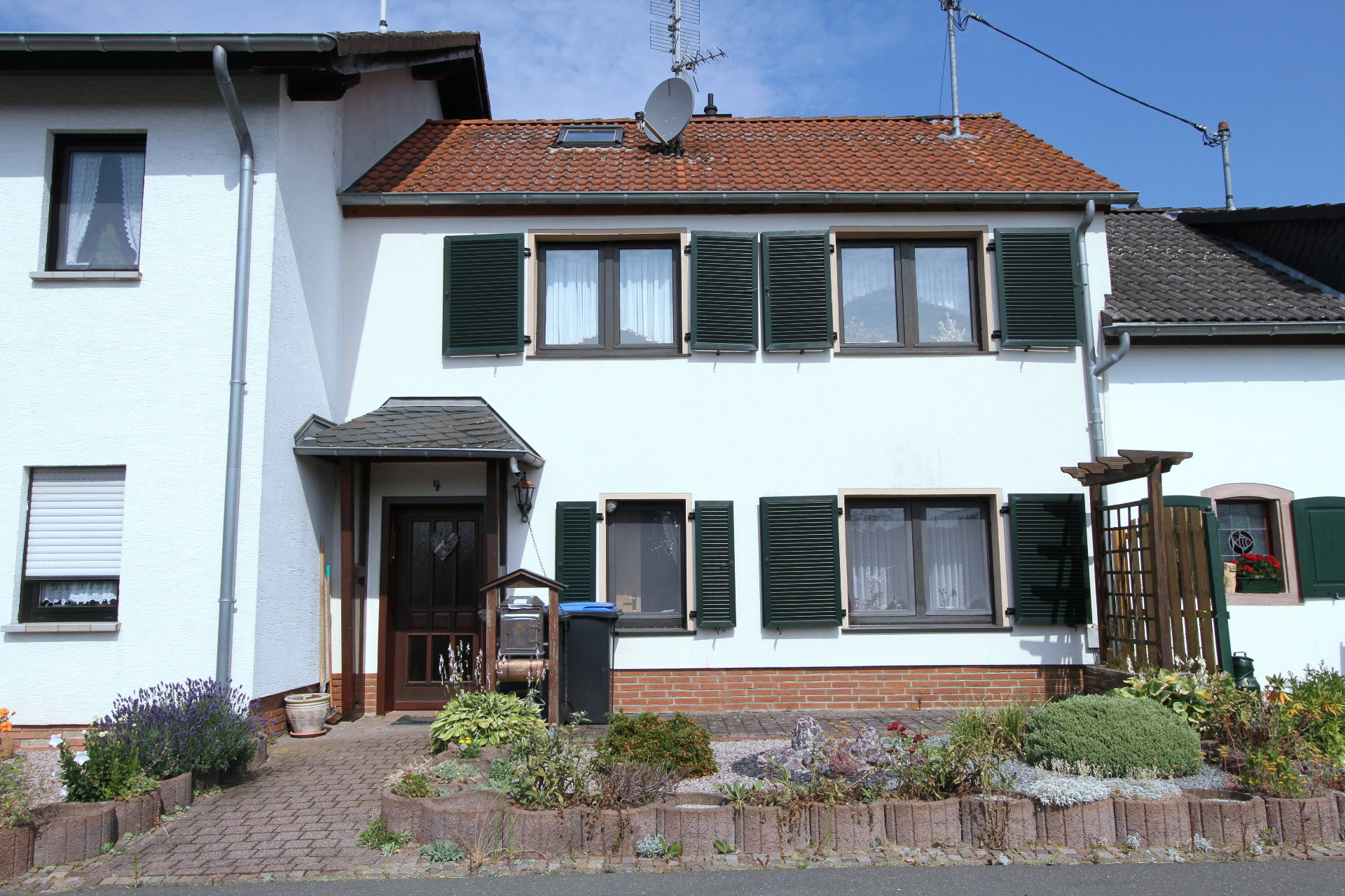 sehr gemütliches Häuschen mit kleinem Vorgarten in naturnaher Lage in