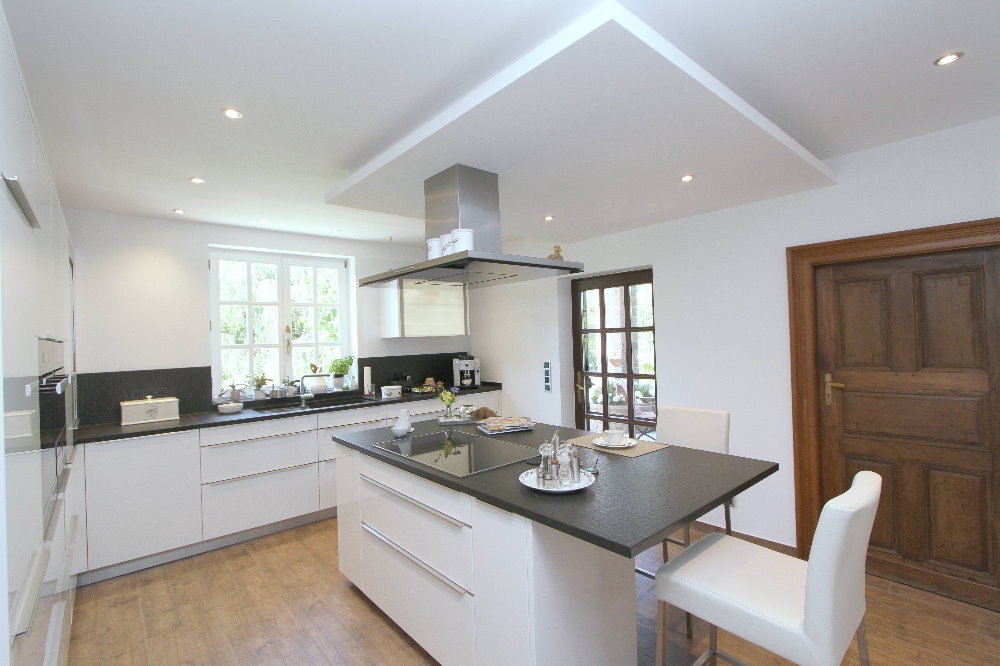 moderne Küche, rechts im Bild die Tür zum Spind - EIFEL MAKLER