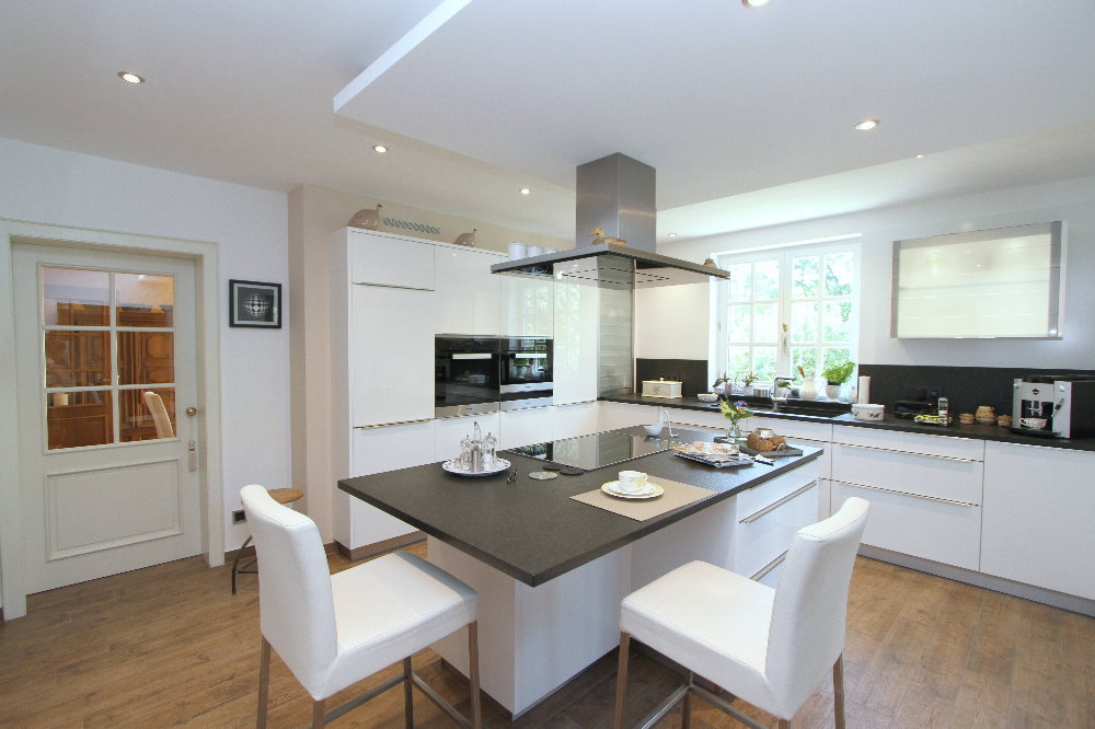 moderne Küche, links im Bild die Tür zum Esszimmer - EIFEL MAKLER